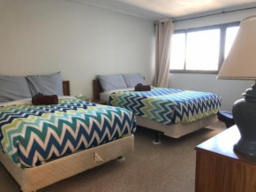 2 Blocks to Beach, Lovely Home for 8